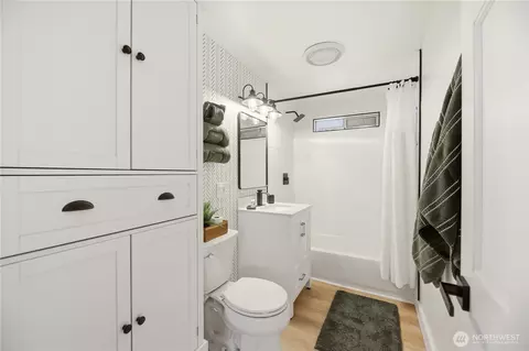 Bath - 2301 Jade Ave, Everett, WA 98201 photo 1 of 1