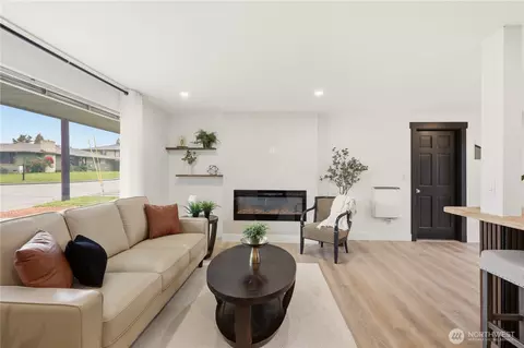 Living - 2301 Jade Ave, Everett, WA 98201 photo 2 of 4