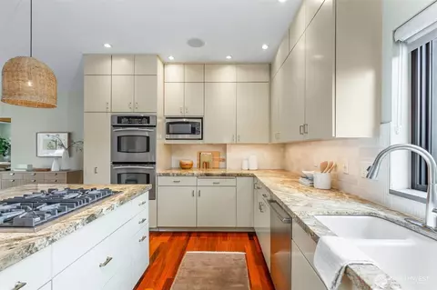 Kitchen - 3901 E Mcgilvra St, Seattle, WA 98112 photo 3 of 4