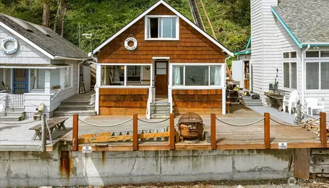 8339 Franklin Rd, Clinton, WA 98236