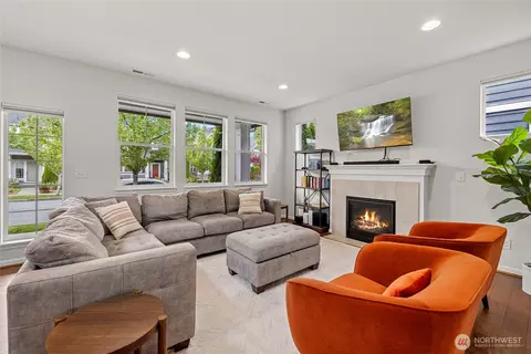 Living - 4429 Riverfront Blvd, Everett, WA 98203 photo 2 of 4