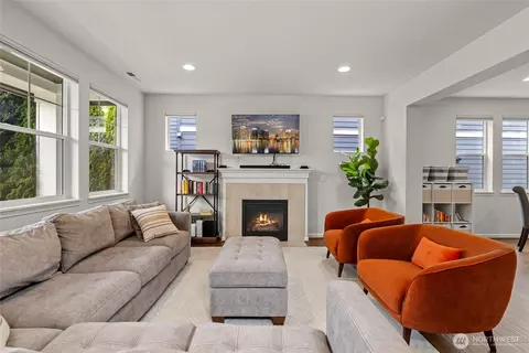 Living - 4429 Riverfront Blvd, Everett, WA 98203 photo 1 of 4