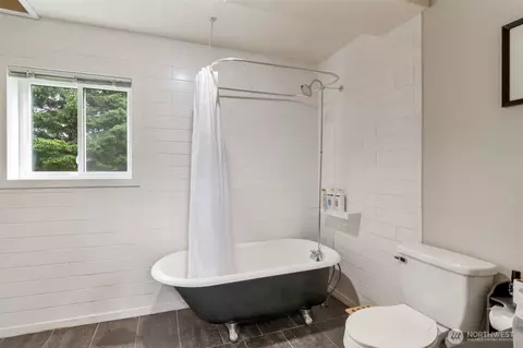 Bath - 608 91st SW, Everett, WA 98204 photo 2 of 2