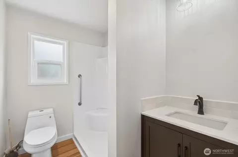 Bath - 3 Pacific Pl, Longview, WA 98632 photo 1 of 2
