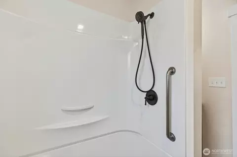 Bath - 3 Pacific Pl, Longview, WA 98632 photo 2 of 2