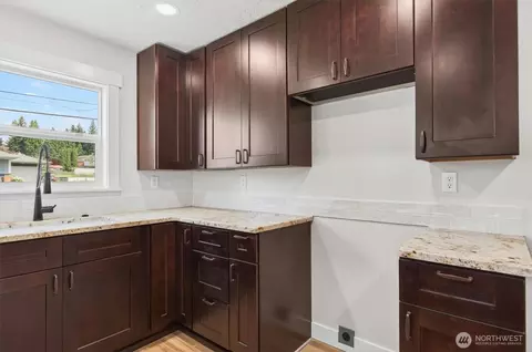 Kitchen - 3 Pacific Pl, Longview, WA 98632 photo 2 of 2
