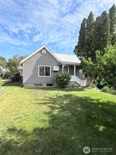 213 Bartlett Ave E, Omak, WA 98841