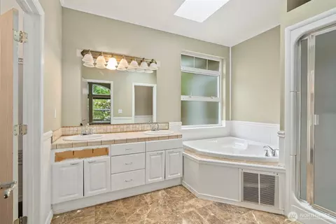 Bath - 515 Corrin Ave NW, Orting, WA 98360 photo 4 of 5