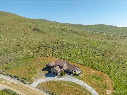 552 Bill Shaw Rd, Pateros, WA 98846