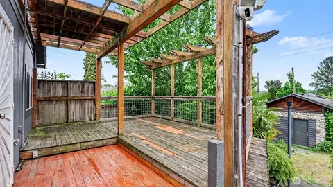 Exterior - 926 E Marine View Dr, Everett, WA 98201 photo 5 of 13