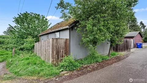 Exterior - 926 E Marine View Dr, Everett, WA 98201 photo 7 of 13