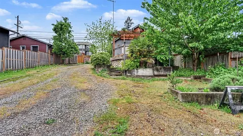Exterior - 926 E Marine View Dr, Everett, WA 98201 photo 10 of 13