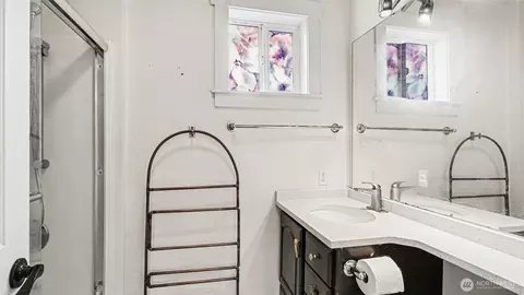 Bath - 926 E Marine View Dr, Everett, WA 98201 photo 1 of 1