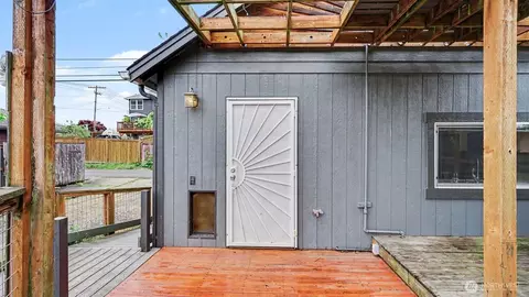 Exterior - 926 E Marine View Dr, Everett, WA 98201 photo 4 of 13