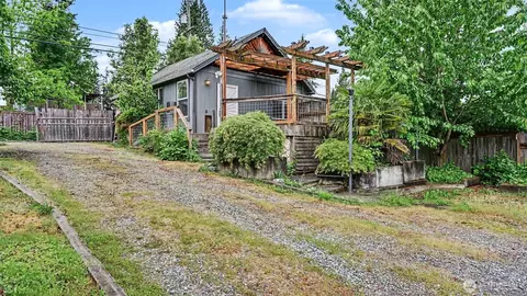 Exterior - 926 E Marine View Dr, Everett, WA 98201 photo 3 of 13