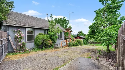Exterior - 926 E Marine View Dr, Everett, WA 98201 photo 6 of 13