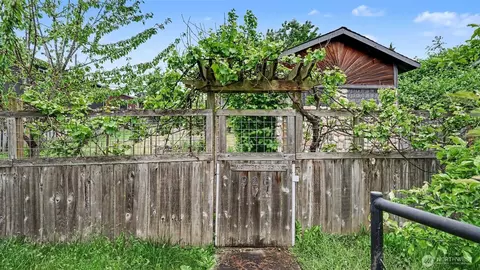 Exterior - 926 E Marine View Dr, Everett, WA 98201 photo 2 of 13
