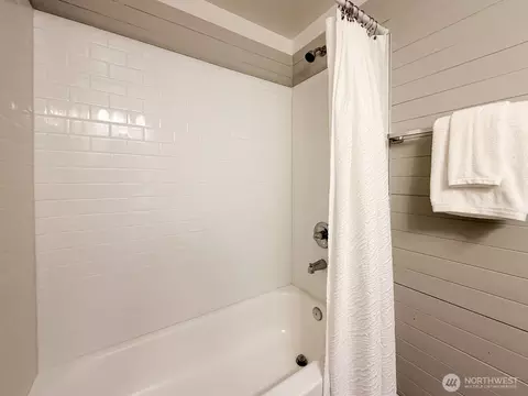 Bath - 15003 108th Pl NE, Bothell, WA 98011 photo 3 of 4