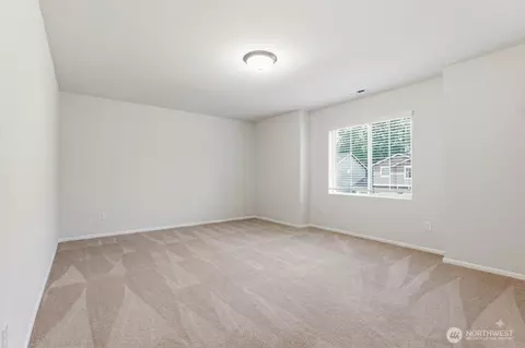 Bedroom - 914 Ofarrell Ln NW, Orting, WA 98360 photo 4 of 9