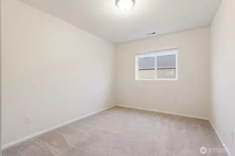 Bedroom - 914 Ofarrell Ln NW, Orting, WA 98360 photo 3 of 9