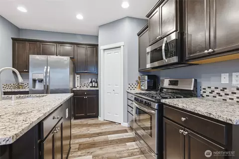 Kitchen - 914 Ofarrell Ln NW, Orting, WA 98360 photo 2 of 3