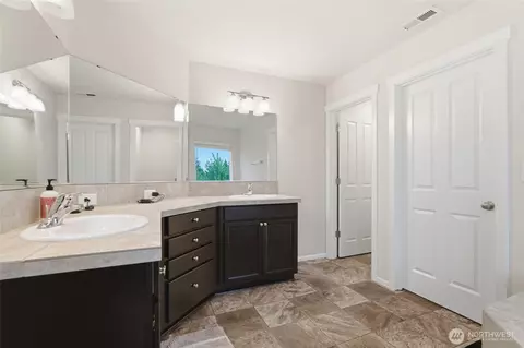 Bath - 914 Ofarrell Ln NW, Orting, WA 98360 photo 3 of 4