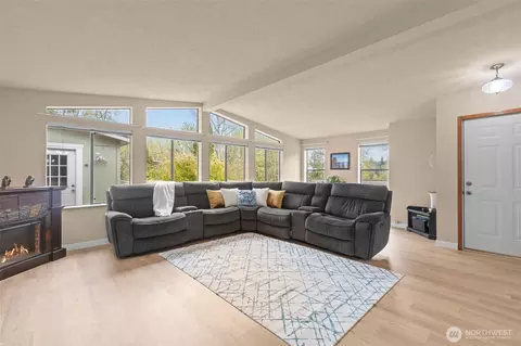 17373 Woodcrest Dr NE, Bothell, WA 98011