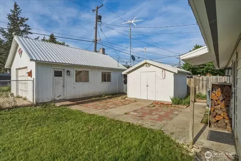Exterior - 309 W Walnut St, Waterville, WA 98858 photo 2 of 3