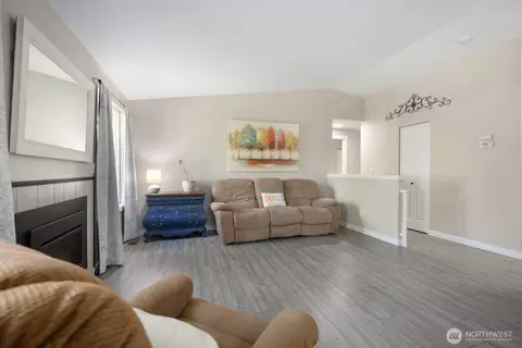 Living - 407 Berninger St, Enumclaw, WA 98022 photo 4 of 4