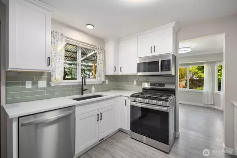 Kitchen - 407 Berninger St, Enumclaw, WA 98022 photo 2 of 5