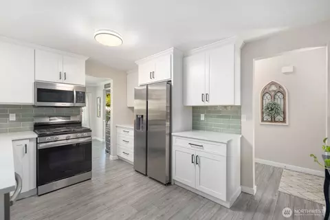 Kitchen - 407 Berninger St, Enumclaw, WA 98022 photo 4 of 5