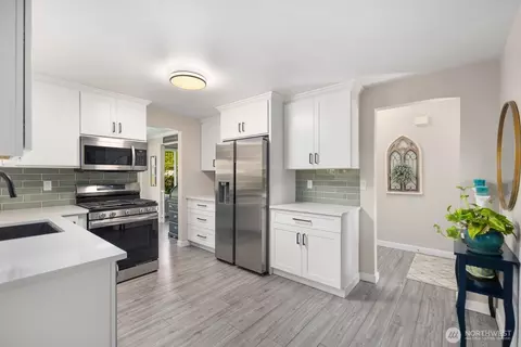 Kitchen - 407 Berninger St, Enumclaw, WA 98022 photo 5 of 5