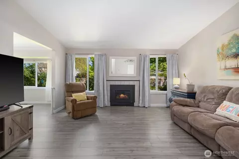 Living - 407 Berninger St, Enumclaw, WA 98022 photo 1 of 4