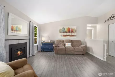 Living - 407 Berninger St, Enumclaw, WA 98022 photo 3 of 4