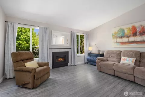 Living - 407 Berninger St, Enumclaw, WA 98022 photo 2 of 4