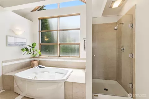 Bath - 3607 W W Commodore Way, Seattle, WA 98199 photo 2 of 4