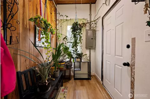 Entry Way - 1218 Cedar St, Raymond, WA 98577 photo 2 of 4