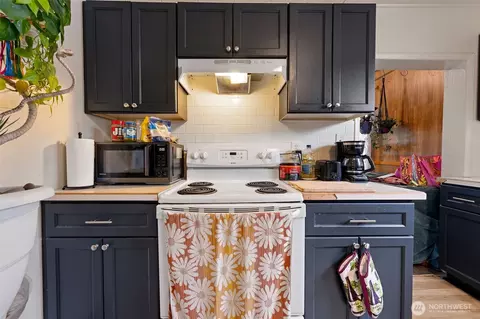 Kitchen - 1218 Cedar St, Raymond, WA 98577 photo 2 of 3