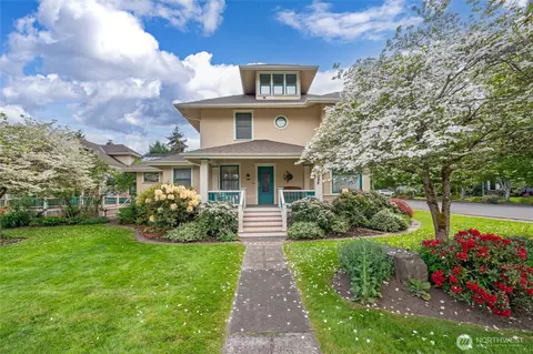 Exterior - 10425 E Riverside Dr, Bothell, WA 98011 photo 2 of 9