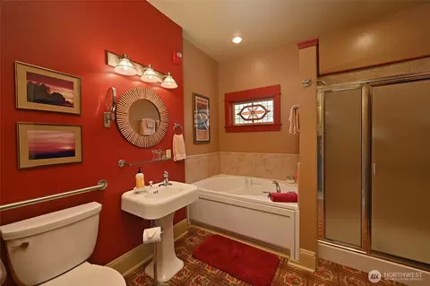 Bath - 10425 E Riverside Dr, Bothell, WA 98011 photo 3 of 4