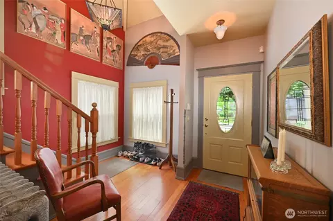 Entry Way - 10425 E Riverside Dr, Bothell, WA 98011 photo 2 of 2