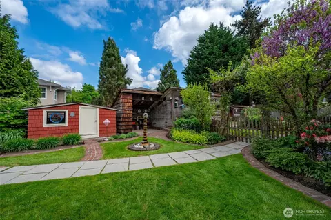 Exterior - 10425 E Riverside Dr, Bothell, WA 98011 photo 7 of 9