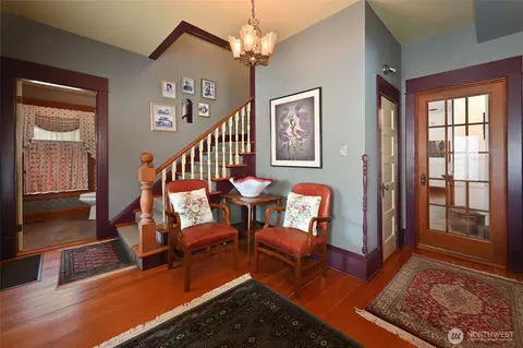Entry Way - 10425 E Riverside Dr, Bothell, WA 98011 photo 1 of 2