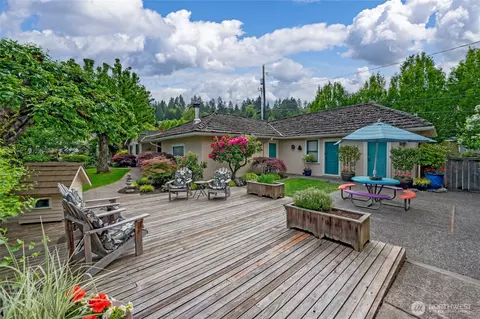 Exterior - 10425 E Riverside Dr, Bothell, WA 98011 photo 6 of 9