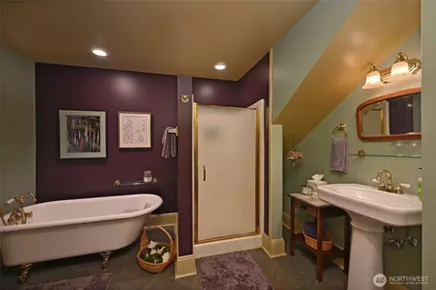 Bath - 10425 E Riverside Dr, Bothell, WA 98011 photo 4 of 4