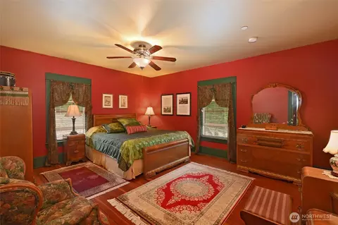 Bedroom - 10425 E Riverside Dr, Bothell, WA 98011 photo 1 of 4
