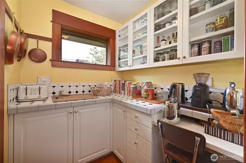 Kitchen - 10425 E Riverside Dr, Bothell, WA 98011 photo 2 of 4
