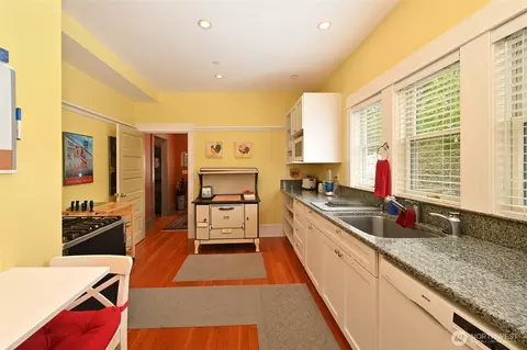 Kitchen - 10425 E Riverside Dr, Bothell, WA 98011 photo 4 of 4