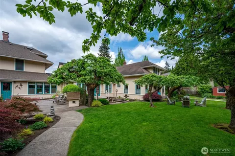 Exterior - 10425 E Riverside Dr, Bothell, WA 98011 photo 4 of 9
