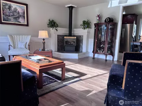 Living - 12531 48th Dr SE, Everett, WA 98208 photo 2 of 4